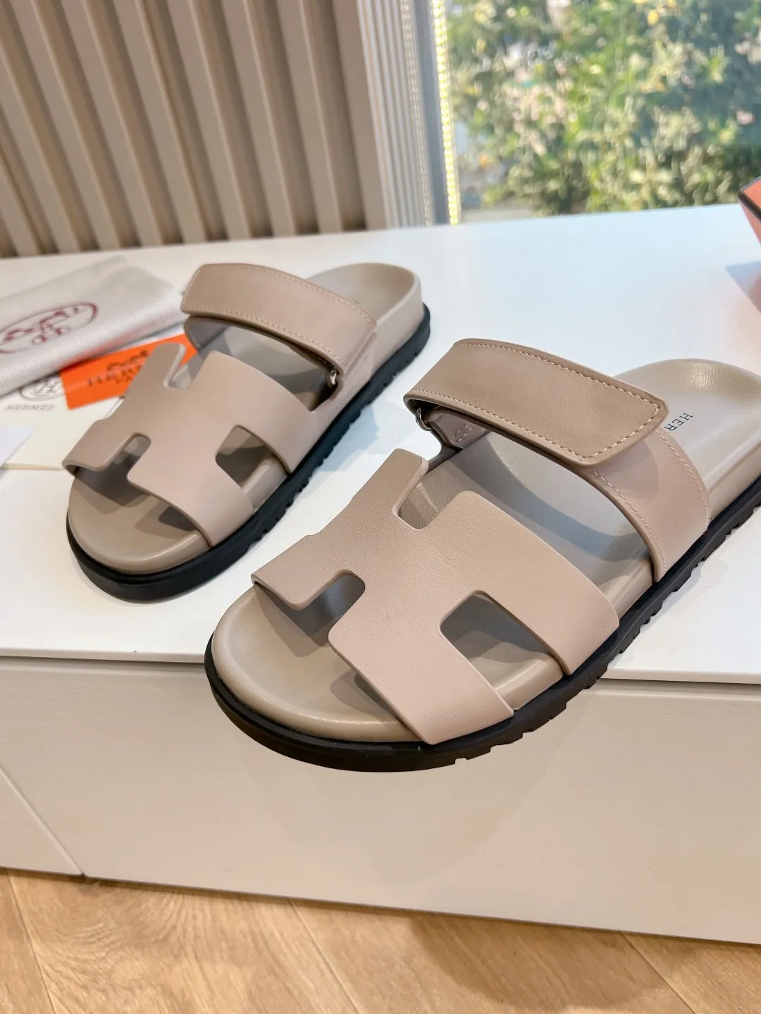 👟👟Ex-factory price 440👟👟 Men's size +10 H family 2024 spring and summer new style HERMES Hermes' recently popular couple's shoes, pig nose angle sandals and slippers, paired with various colorful socks, extremely trendy. Upper lining: imported original material. Outsole: non-slip and wear-resistant outsole. Size: Female 35-42 (40/42 non-returnable and non-exchangeable) Men’s size: 39-45 (45 is non-refundable and non-exchangeable)